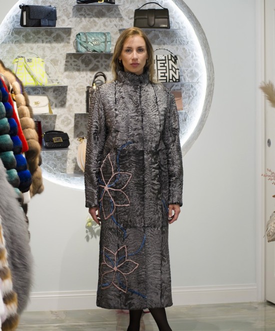 Pelliccia Lunga persiano con ricamo floreale